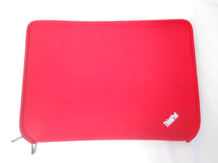 使ってます。ThinkPad 14インチ フィット・リバーシブル・スリーブ　赤い面