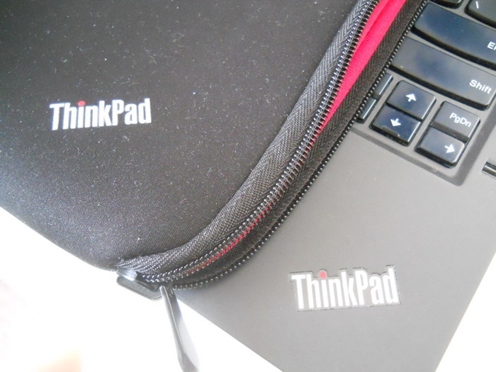 ThinkPad 14インチケースとX1 CarbonのThinkPadロゴがかわいい