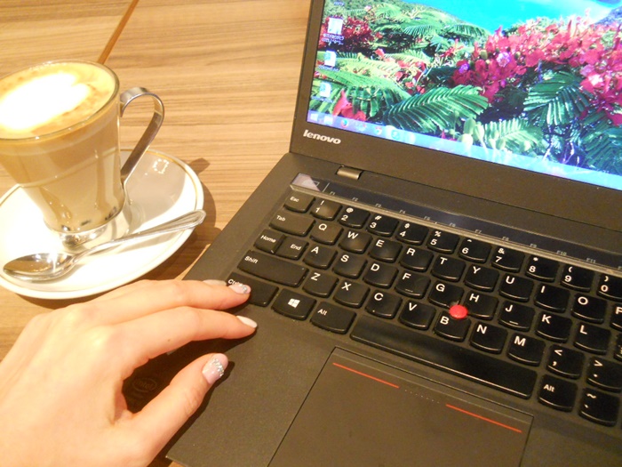 ThinkPad X1 Carbonのキーボードは手が疲れにくいのでカフェでも